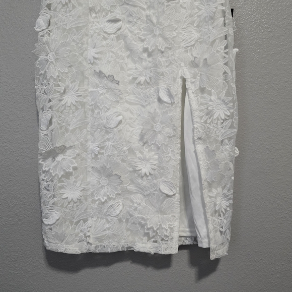 🎀$20 SALE🎀NWT Lulu's Elevated Sensation White 3D Floral Embroidered Midi Dress - Picture 4 of 8